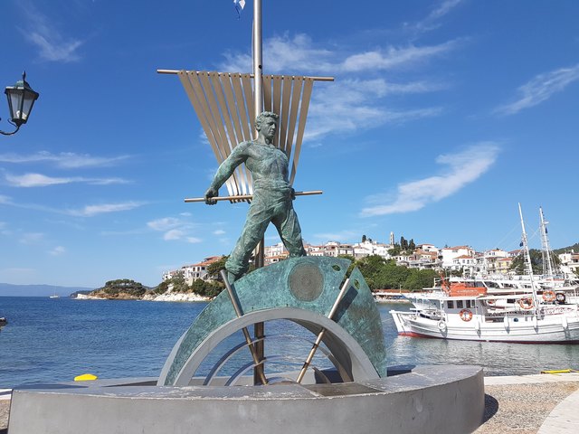 Wir sind in Skiathos - hier beim Dichterdenkmal für Alexandros Papadiamantis.