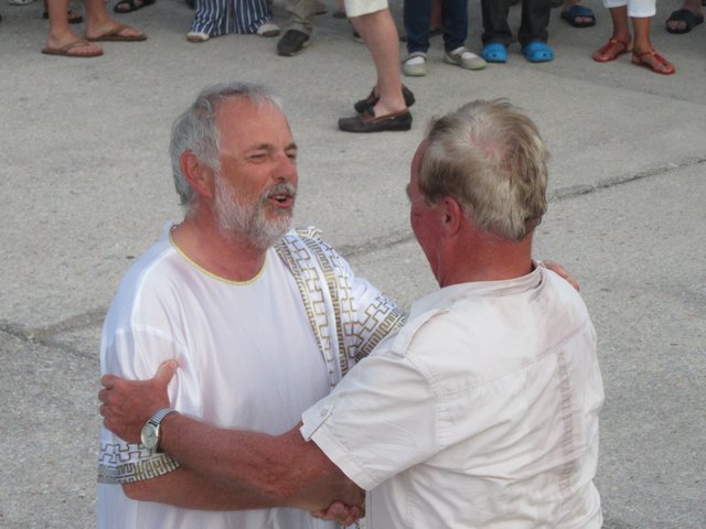 Poseidon (Christian Haidinger) ist dem Meer entstiegen und begrüßt den ersten Täufling.
