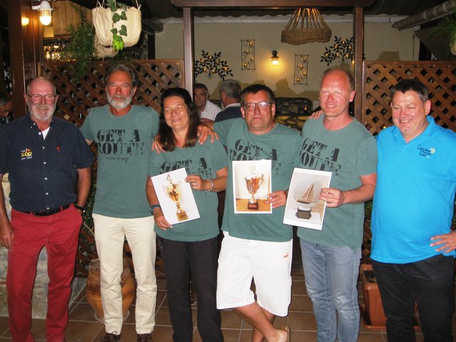 Die YCBS-Hochseemeister 2017 in Petrol: Skipper Victor Vasiloiu, Maria & Wolfgang Grasl, Richard Ortner - li. Regattaleiter Wilfried Wesener, re. Commodore Klaus Schäfer | Foto: Gerhard Schmidhuber