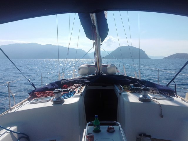 Unser Segelschiff erkundet die Nördlichen Sporaden - Skiathos, Skopelos, Alonnisos, Peristera usw. | Foto: Günter Hellmann