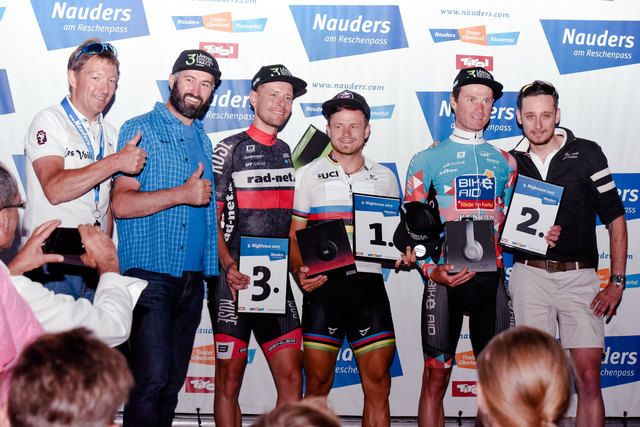 Die glücklichen Gewinner Daniel Bichlmann, Daniel, Federspiel und Leif Lampater mit den Nauderer TVB-Vertretern. | Foto: TVB Tiroler Oberland – Nauders Tourismus