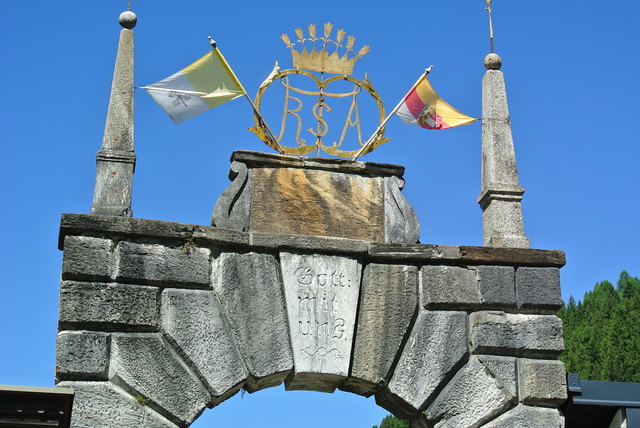 Tor zum Vorplatz der Basilika