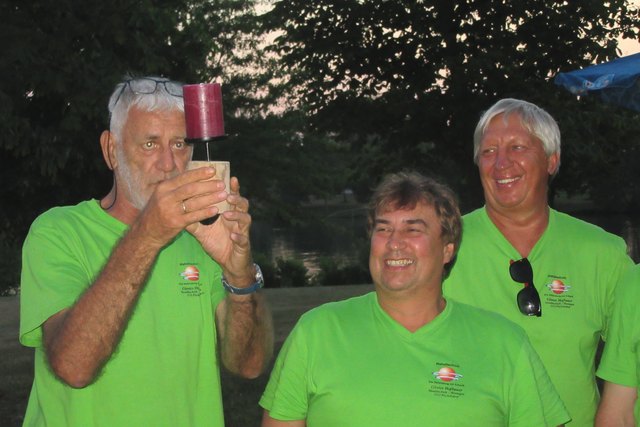 Die letzten werden die ersten sein: Skipper Hermann Sauerlachner hat eben die Schlusslicht-Kerze erhalten.