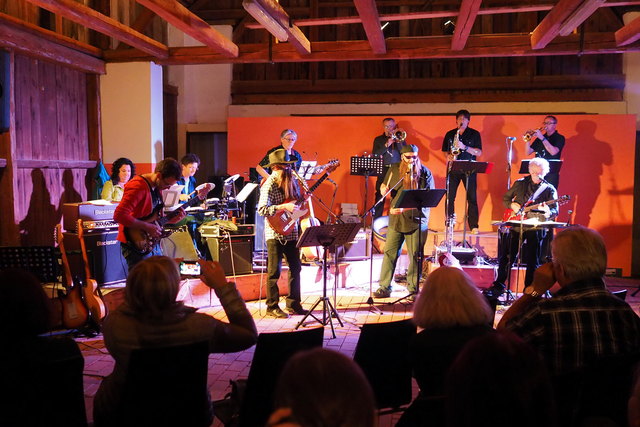 Die Lehrerband "BAKIMAD" gibt ein Benefizkonzert im Tamdhu.