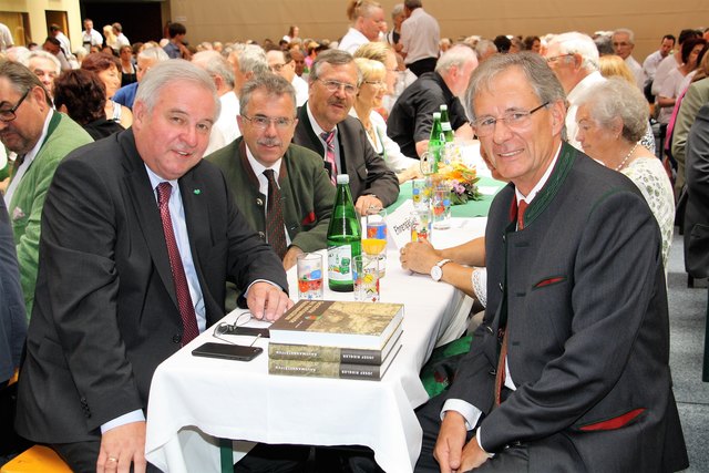 Bgm. Werner Kirchsteiger (rechts) mit LH Hermann Schützenhöfer, BH Burkhard Thierrichter und Chronik-Autor Josef Riegler