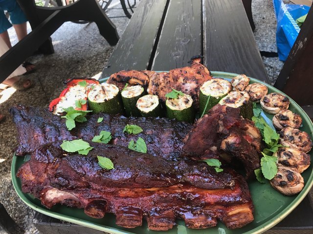 Fertig :)      Mit BBQ glasierte Beef und Prok Rips  Zuchinitürmchen .......