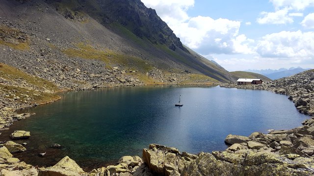Der Gossenköllesee ist eine Besonderheit unter den Schwarzmoosseen nördlich oberhalb vom Ort Kühtai.Einst war er der Forellenteich von Kaiser Max I., der hier Donauforellen einsetzen ließ. Deren Nachkommen leben noch heute in dem See, der von einer Forschungsstation der Uni Innsbruck aus genauestens erkundet wird