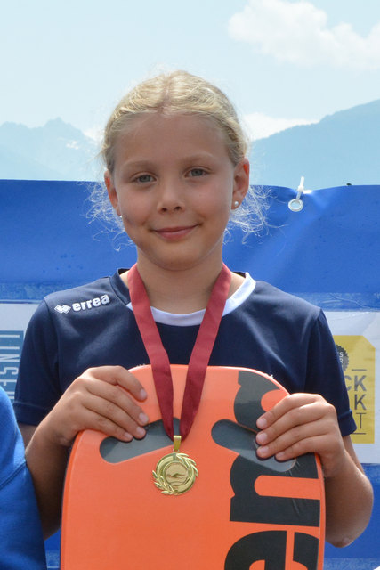 Nina Sailer vom WSV Imst konnte in der Altersklasse bis Jahrgang 2009 das Brettlschwimmem für sich entscheiden.