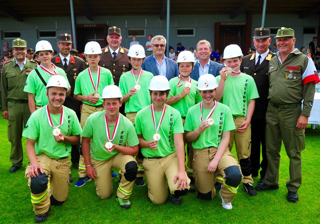 Landessieger 2017: Die Bewerbsgruppe aus Stams mit den Gratulanten.