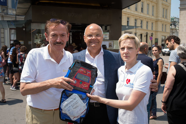 Bei der Übergabe: Josef Bitzinger, Landtagspräsident Harry Kopietz und Ivana Kucera vom Verein Puls (v.l.)