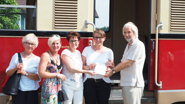 Bei der Verleihungsfahrt (v. l.): Mutter und Schwester der Geehrten, Rektorin Elfriede Windischbauer/PH Salzburg Stefan Zweig, die Preisträgerin des ersten Literaturanerkennungspreises der PH, Edith Weickenkas aus Braunau, sowie der Schriftsteller und Initiator, Ludwig Laher.