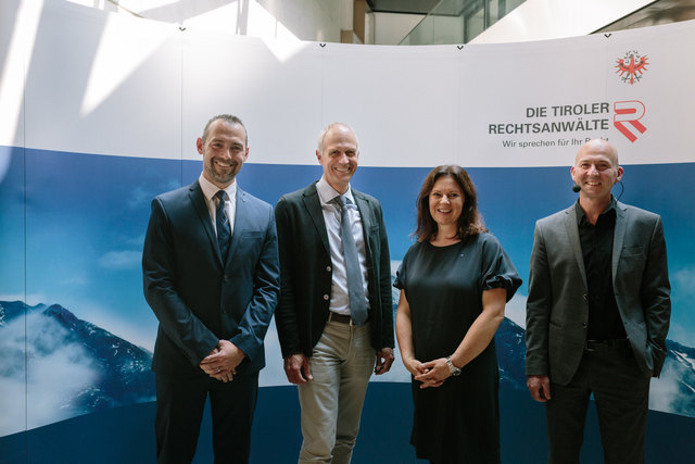 v.l.n.r.: Markus Müller (Hypo Tirol Bank) Markus Heis (Präsident der Tiroler Rechtsanwälte), Andrea Fritz (Hypo Tirol Bank) und Moderator Thomas Arbeiter (ORF-Tirol)