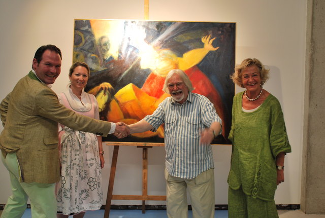 Michael und Elisabeth Berndl mit Ernesto Marchesini und Margarete Miklautz vor Miklautz' Lieblingsbild des Zyklusses