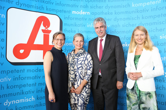 Monika Aichberger, Vizepräsidentin der Apothekerkammer OÖ, Ulrike Mursch-Edlmayr, Präsidentin der Apothekerkammer OÖ, Hans Jörg Schelling und Landesrätin Christine Haberlander (v. l.). | Foto: OÖ Apothekerkammer/APA-Fotoservice/Hartl