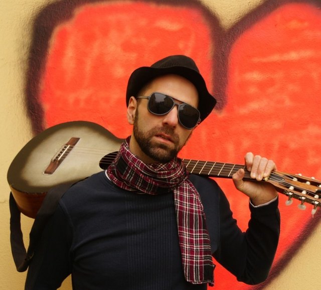 Der Wiener Musiker "Der Machatschek" | Foto: Mario Lang