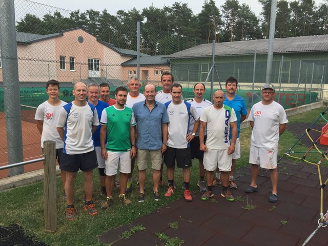 Die Tennisspieler der Vereine St. Magdalena und Unterfladnitz mit Erich Hafner