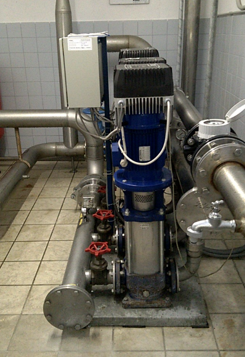 Die Drucksteigerungsanlage im Hochbehälter in Wolfpassing.