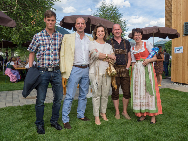 Chefin Irmgard Eder (rechts) mit Familie Zuegg