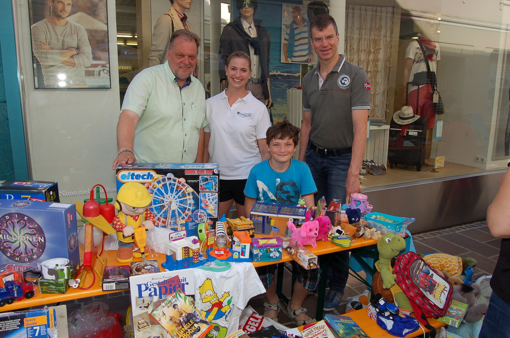 Spielzeugbörse mit Kindern als Verkäufer - Feldkirchen