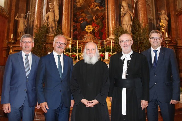 Peter Angerbauer, Dir. Karl Dietachmair, Pater Anselm Grün, Propst Johann Holzinger und Hannes Hofer (v. li.). | Foto: Raiba Sierning-Enns