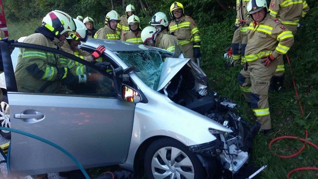 Der Lenker konnte von der Feuerwehr aus seinem schwer beschädigten Auto befreien. 18 Feuerwehrleute aus Hof und Thalgau waren 64 Minuten lang im Einsatz. | Foto: Freiwillige Feuerwehr Hof bei Salzburg