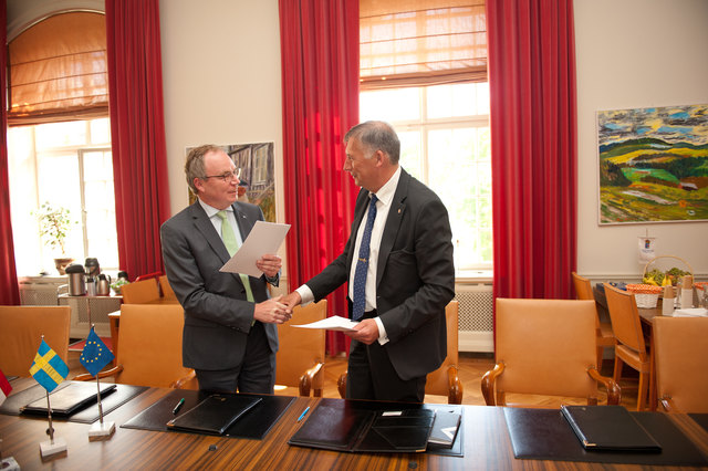 Bei einem Treffen mit Gouverneur Gunnar Holmgren unterzeichnete Pernkopf eine Vereinbarung zur Energie- Zusammenarbeit.