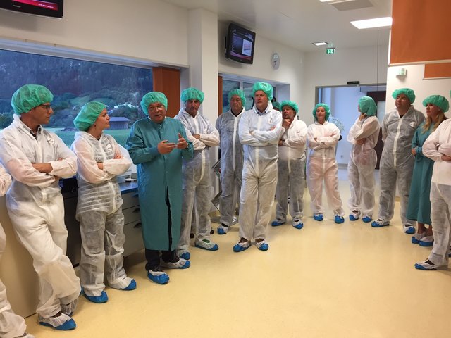 Gespanntes Lauschen der Ausführungen von Dr. Alois Schranz, bevor es in den OP geht. | Foto: WB/Klotz