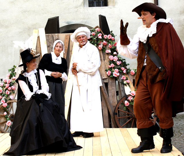 Brigitte Jaufenthaler (Gräfin Guiche), Traudl Lener (Duenna), Helmut Lamprecht (Rageneau) und Klaus Windisch (Cyrano de Bergerac) Alle Fotos: Julia Sparber-Ablinger