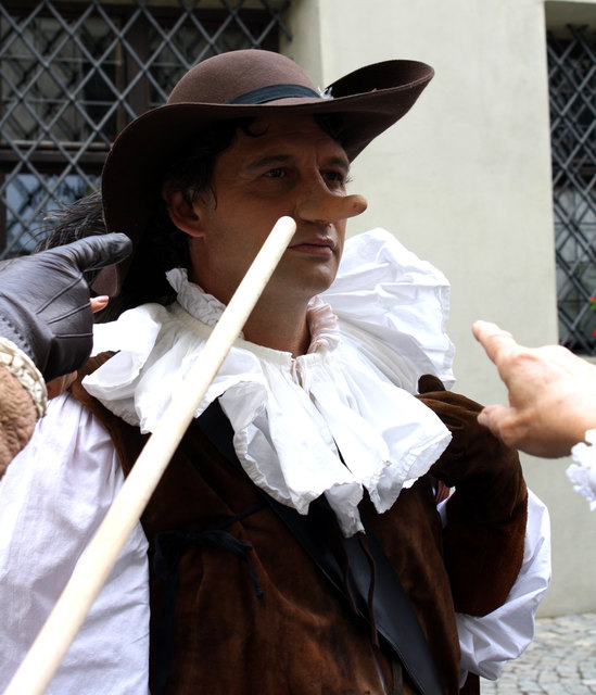 Springt, läuft und tönt mächtig über die Bühne: Klaus Windisch als Cyrano de Bergerac