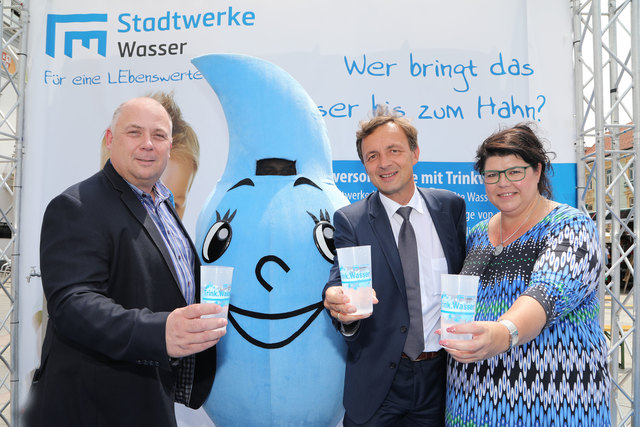 Verwaltungsausschussobmann GRHeinz Ahrer, Stadtwerke-Direktor Ronald
Schindler, Landtagsabgeordnete Helga Ahrer (v.l.) | Foto: Freisinger