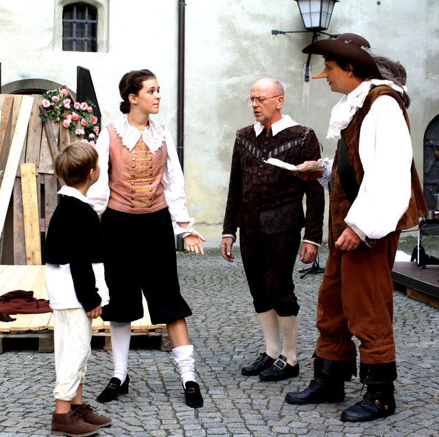 Maikel Mair (Taschendieb), Lara Mair (Liniere), Luis Vogelsberger (Le Bret) und Klaus Windisch (Cyrano de Bergerac)
