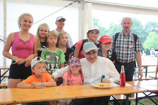 Beim großen Fest zum 70. Geburtstag der Jungschar Steiermark in Stift Vorau traf die Gruppe der Jungschar Wildon beim Mittagessen Diözesanbischof Wilhelm Krautwaschl.