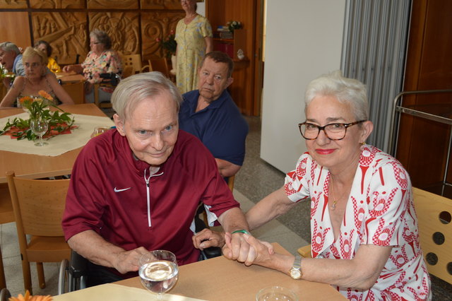 Karl-Heinz Panczelos mit Ehefrau Ursula Panczelos; im Hintergrund Karl Zens | Foto: PBZ Klosterneuburg