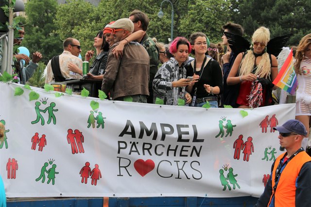 ampel pärchen rocks regenbogenparade wien
