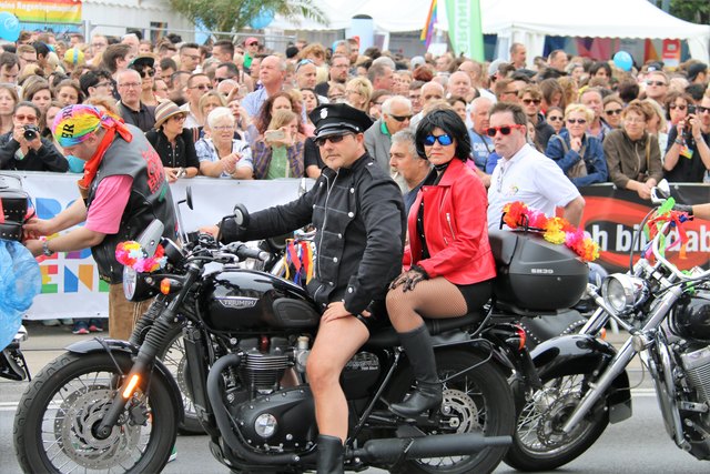 red biker regenbogenparade