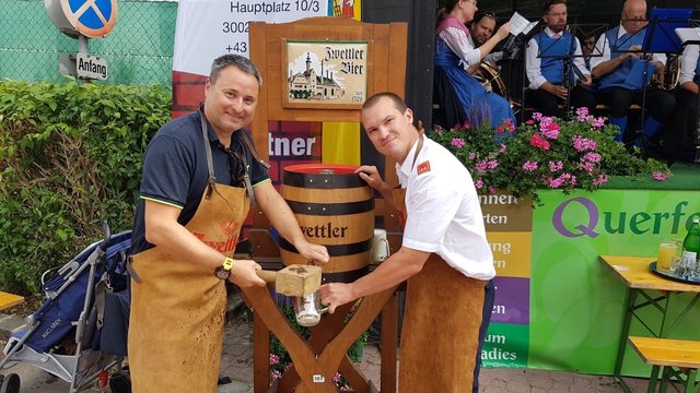 Mit vereinten Kräften bewältigten Bgm. Michael Cech und FF-Kommandant Franz Endler den Bieranstich des Freibierfasses. | Foto: Gem. Gablitz