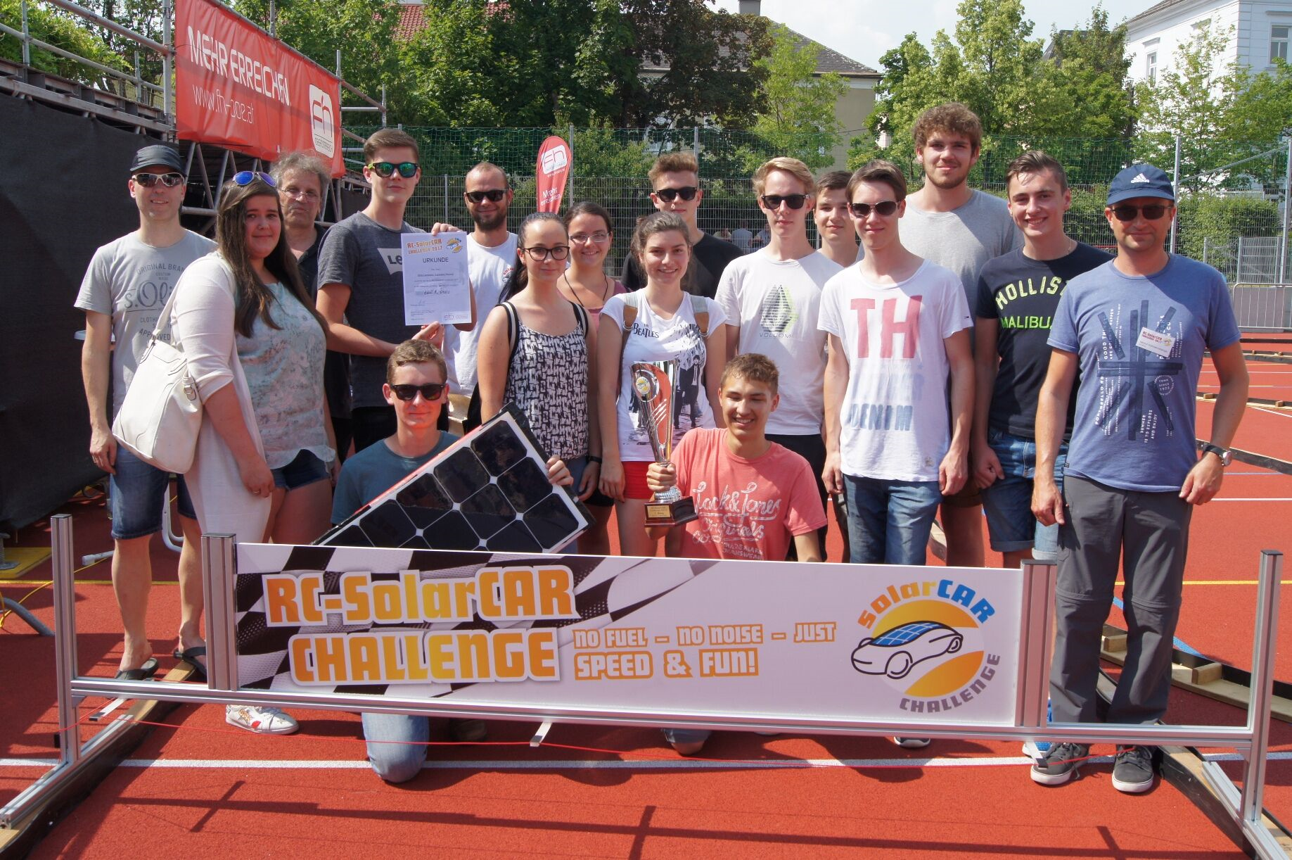 Die Sieger der SolarCAR Challenge. Ganz vorne am Foto Samuel Sapp und Leonhard Trinkl.
