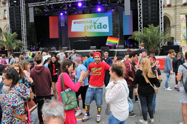 Partyzone, Rathausplatz, Regenbogenparade, Wien, Vienna