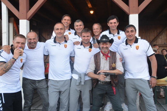 Das Betreuerteam vom FK Vardar Skopje genoss gemeinsam mit Peter Prisching einen vergnüglichen Abend im Lucky Town.