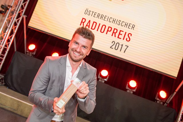 Der Moderator Thomas Seidl präsentiert seine gewonne Trophäe. | Foto: Chris Jörgler