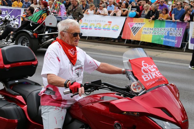 red biker regenbogenparade wien