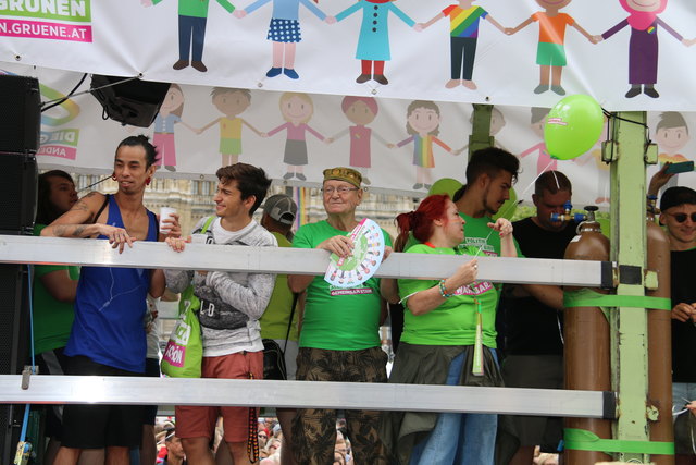die grünen andersrum regenbogenparade