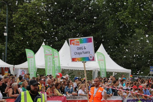 omg & chaya fuera regenbogenparade wien