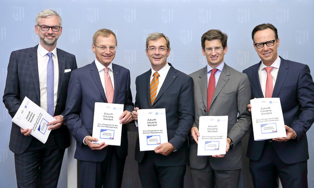 Stolz auf die Agenda: Michael Strugl, Thomas Stelzer, Axel Greiner, F. Peter Mitterbauer, Joachim Haindl-Grutsch (v. l.). | Foto: Land OÖ/Stinglmayr