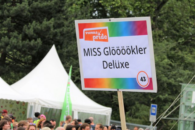 miss glöööökler delüxe regenbogenparade wien