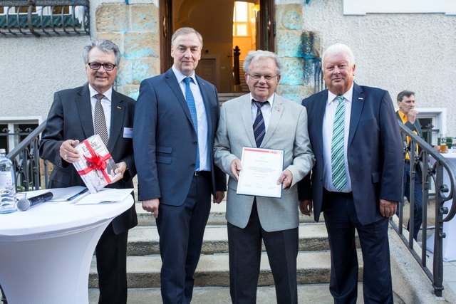 Bezirksstellenobmann Peter Hopfeld, WKNÖ- Vizepräsident Christian Moser und Spartenobmann Franz Penner überreichten Reinhard Graf die Ehrenurkunde. | Foto: Widy