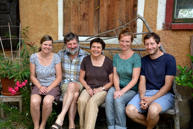 Das Schaberhof-Team mit Sepp und Franzsika Ortner (2. und 3. von links) nützt den Kreislauf der Natur.