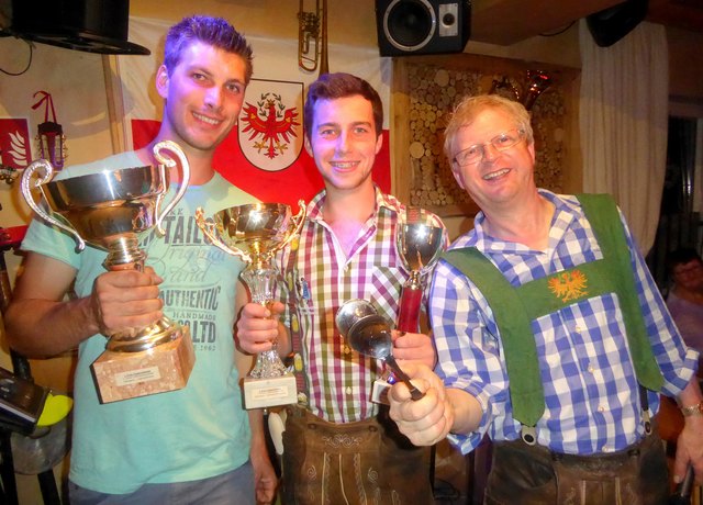 Die Löffel-Meister Manuel Hauser und Hannes Eder mit Veranstalter Peter Aschaber. | Foto: F. Haun