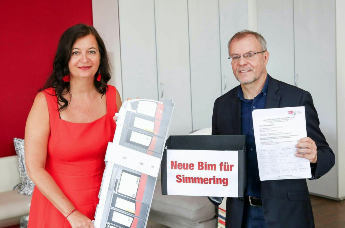 5.028 Unterschriften für bessere Öffis in Simmering übergab Harald Troch (Chef der Simmeringer SPÖ) an Stadträtin Ulli Sima.