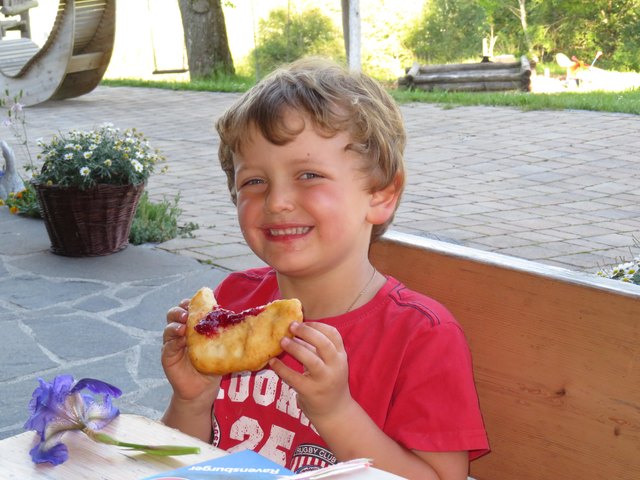„Mei so guat schmeckn die Kiachln von da Mama“,
schwärmt der vierjährige Jung-Bergbauer Gabriel 
aus Thierbach, der das Schmankerl nach der Heuarbeit so richtig geniesst. | Foto: ZOOM-Tirol